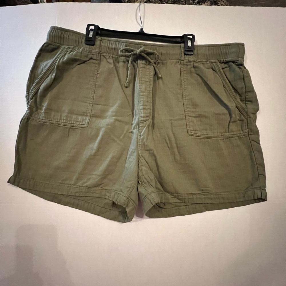 Old Navy shorts green size XXL Excellent condition smoke pet free home.
